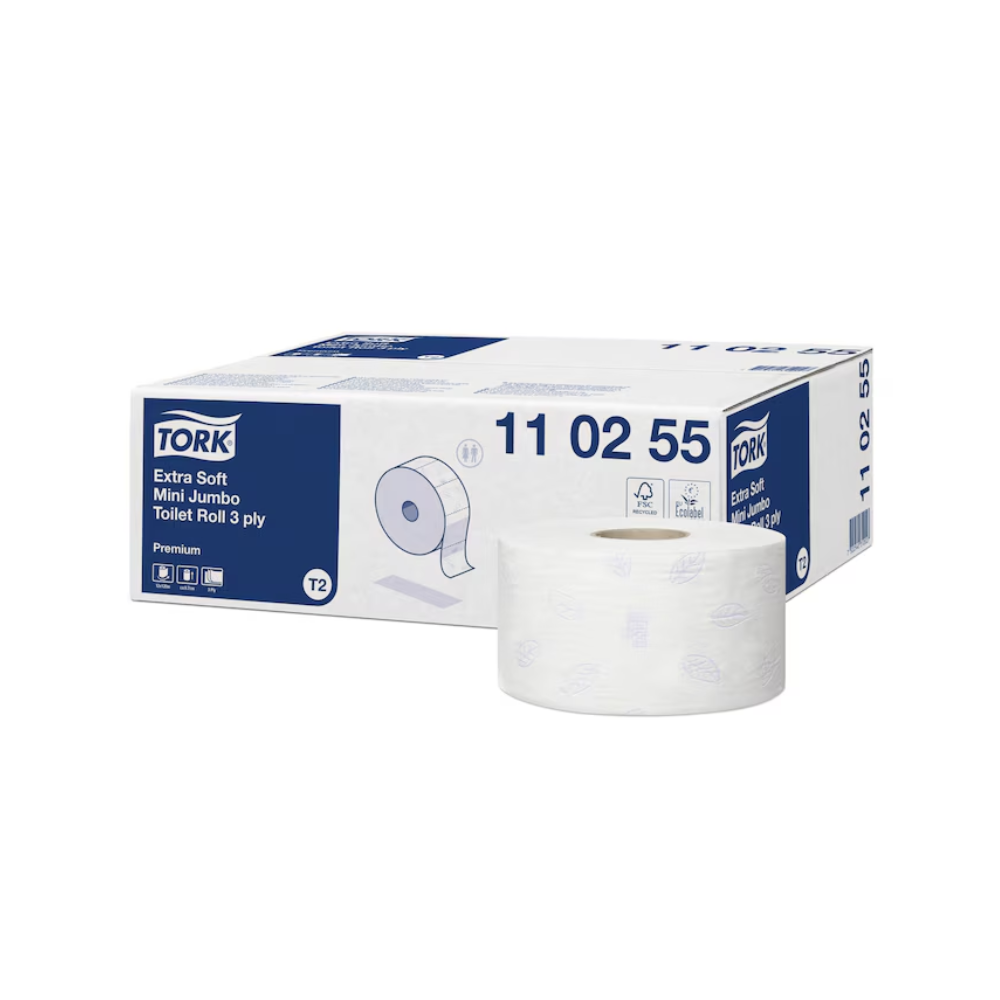 Das Bild zeigt eine Packung Tork 110255 extra weiches Mini Jumbo Toilettenpapier Premium T2 3-lagig von TORK – Essity Professional Hygiene Germany GmbH. Daneben ist eine einzelne Rolle zur Produktvorführung abgebildet. Die Verpackung ist überwiegend in den Farben Weiß und Blau gehalten und weist aufgedruckte Produktdetails auf, die dieses extra weiche Toilettenpapier hervorheben.