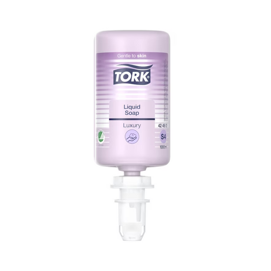 Eine klare Flasche Tork luxuriöse Flüssigseife von Essity Professional Hygiene Germany GmbH, gekennzeichnet als „Luxus“ und „Sanft zur Haut“, angereichert mit Magnolienextrakt. Die Seife ist violett und gehört zum S4-System, hat eine Dosierdüse an der Unterseite und bietet ein Volumen von 1000 ml.