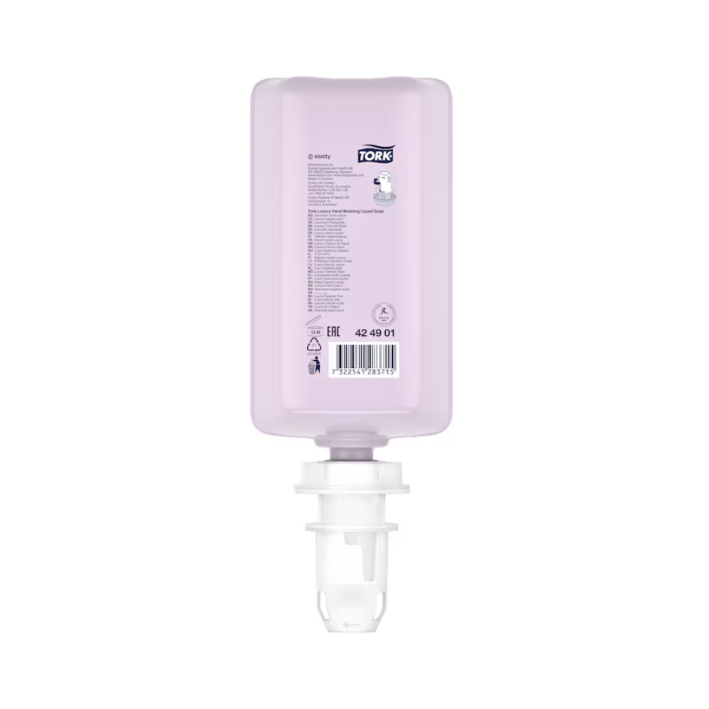 Eine rosa, rechteckige Flasche Tork luxuriöse Flüssigseife mit weißem Verschluss wird ausgestellt. Sie zeigt Produktdetails und einen Barcode und enthält luxuriöse Flüssigseife mit natürlichen Inhaltsstoffen, angereichert mit Magnolienextrakt. Diese Nachfüllung ist kopfüber positioniert, um sie einfach in einen Spender einzulegen, und ist Teil eines Sets der Marke TORK der Essity Professional Hygiene Germany GmbH.