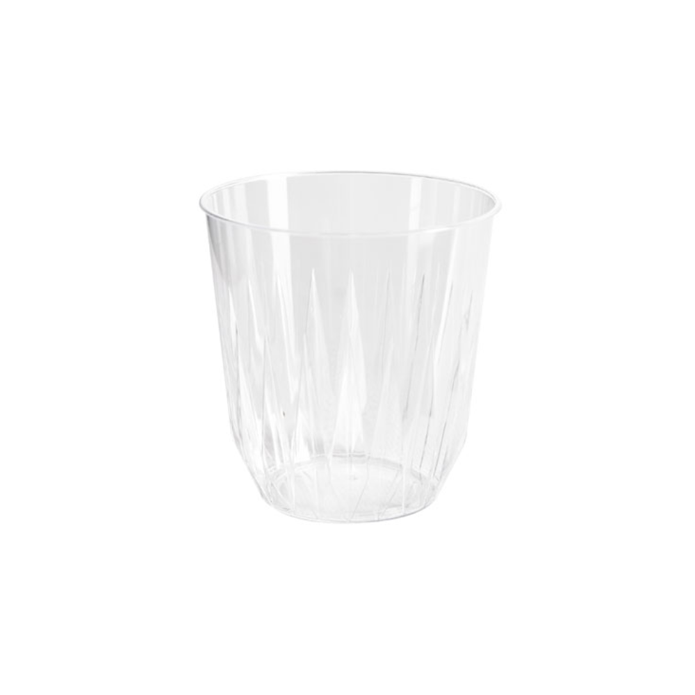 Ein transparentes Trinkglas Diamond 250 ml von Duni GmbH mit facettiertem Design und glattem Rand steht leer vor einem schlichten weißen Hintergrund und ist bereit für Ihr Lieblings-Kaltgetränk. Packung (30 Stück).