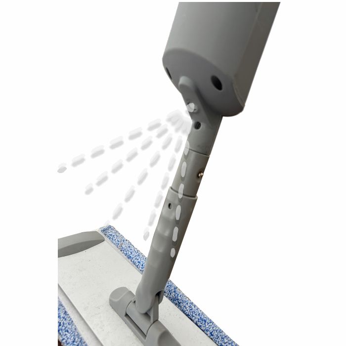 Eine Nahaufnahme des Arcora Ultra Mobile Spray Mop System | Karton (1 Stück) der Arcora International GmbH zeigt, wie das Wasser aus den Löchern im Stiel auf das Bodenpad gesprüht wird. Ein schlichter weißer Hintergrund unterstreicht dieses innovative Werkzeug.