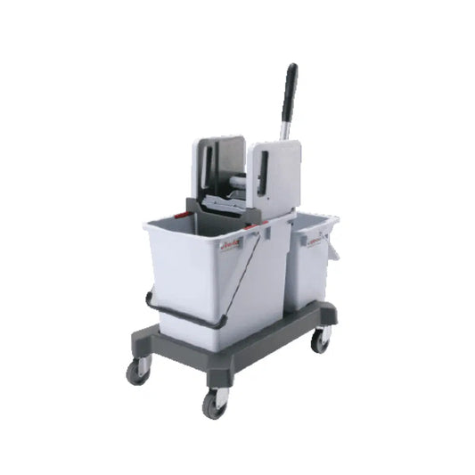 Der Vileda GmbH CombiSpeed Doppelfahreimer mit Presse, einzeln verpackt, ist auf einem grauen Rollwagen montiert. Dieses Reinigungsgerät verfügt über einen Wringergriff und einen ergonomischen Griff für einfache Mobilität und ist somit ideal für effiziente Nasswischlösungen.