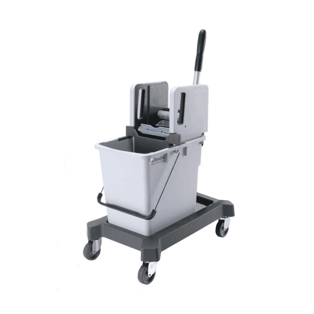 Das Vileda Vertikale Presse-Einzeleimersystem von Vileda GmbH umfasst einen grauen Wischeimer mit Vertikalpresse-Wringer, der auf einem Fahreimer-Rollwagen montiert ist. Der Wagen ist mit vier Rollen und einem schwarzen Griff für müheloses Manövrieren ausgestattet und spiegelt das CombiSpeed-Design von Vileda Professional wider.