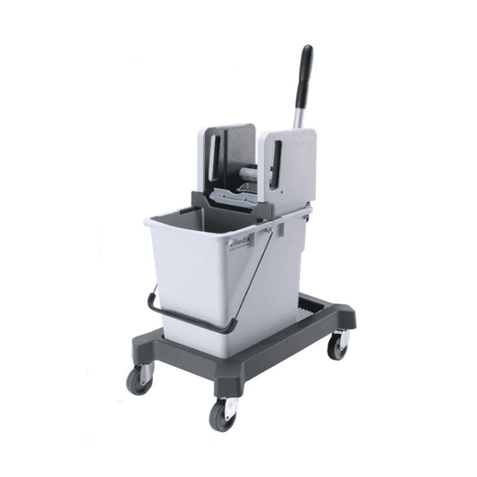 Das Vileda Vertikale Presse-Einzeleimersystem von Vileda GmbH umfasst einen grauen Wischeimer mit Vertikalpresse-Wringer, der auf einem Fahreimer-Rollwagen montiert ist. Der Wagen ist mit vier Rollen und einem schwarzen Griff für müheloses Manövrieren ausgestattet und spiegelt das CombiSpeed-Design von Vileda Professional wider.