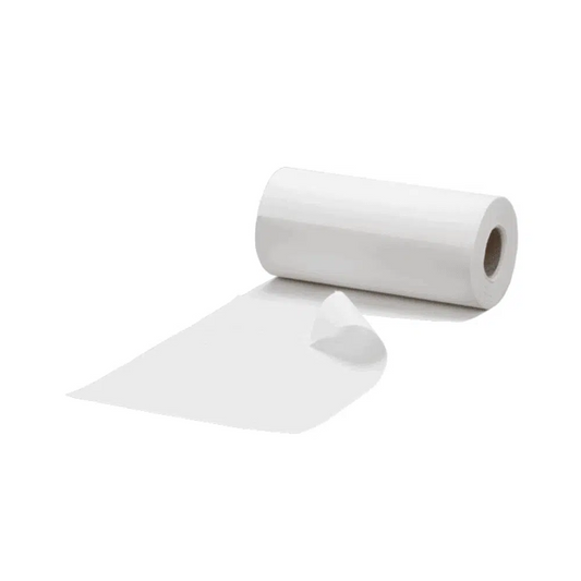 Eine Rolle Vileda MicroRoll Wischtücher aus Microfaser ist teilweise vor einem schlichten weißen Hintergrund ausgerollt und zeigt ihre zylindrische Form mit abgelösten Schichten. Dieses Produkt der Vileda GmbH ist mit der Endlosfaser-Technologie ausgestattet und fällt besonders auf.