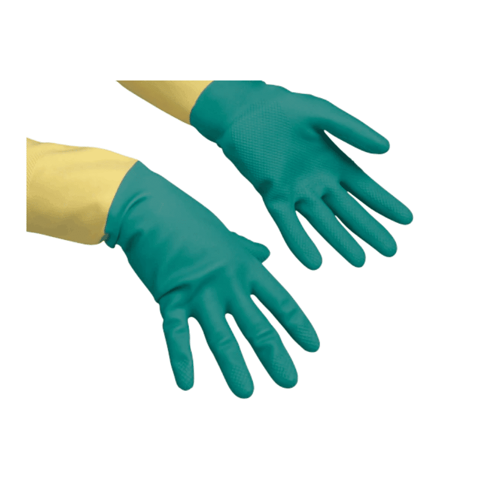 Ein Paar grüne Gummihandschuhe, der Vileda Professional HeavyWeight - Der Robuste Naturlatexhandschuh von Vileda GmbH, hat eine strukturierte Oberfläche. Diese strapazierfähigen Handschuhe werden über gelben Ärmeln getragen, wobei beide Hände mit den Handflächen nach unten positioniert sind, um mit aggressiven Chemikalien umgehen zu können.