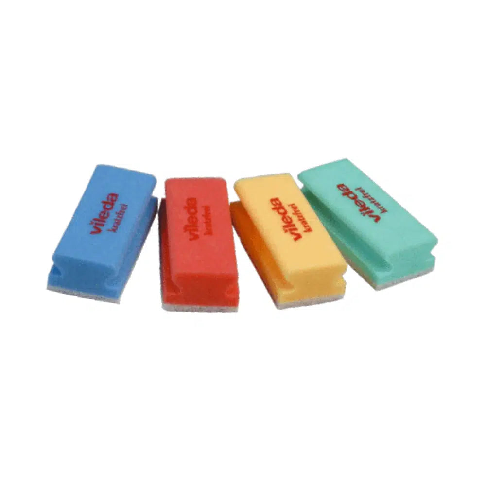 Vier Vileda Professional Kratzfrei Schwämme der Vileda GmbH sind in einer Reihe angeordnet und präsentieren sich in den Farben Blau, Rot, Gelb und Grün mit dem Logo der Marke. Dank ihrer weißen Reinigungskanten garantieren diese Schwämme eine kratzfreie Reinigung auf verschiedenen Oberflächen.