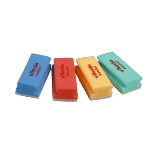 Vier Vileda Professional Kratzfrei Schwämme der Vileda GmbH sind in einer Reihe angeordnet und präsentieren sich in den Farben Blau, Rot, Gelb und Grün mit dem Logo der Marke. Dank ihrer weißen Reinigungskanten garantieren diese Schwämme eine kratzfreie Reinigung auf verschiedenen Oberflächen.