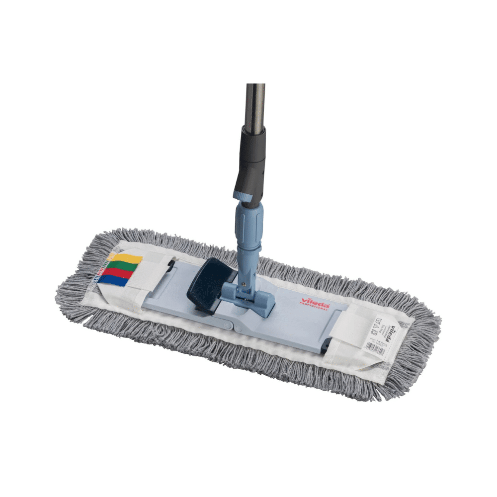 Das Vileda SprayPro Edelstahl Bodenreinigungssystem Set der Vileda GmbH verfügt über einen langen Griff und ein rechteckiges, graues Mikrofaserpad mit Fransen und ist somit perfekt für professionelle Reinigungskräfte. Das Pad ist mit farbigen Etiketten versehen, während der Griff mit einer sicheren blauen Befestigung ausgestattet ist, die optimale Reinigungsergebnisse gewährleistet.