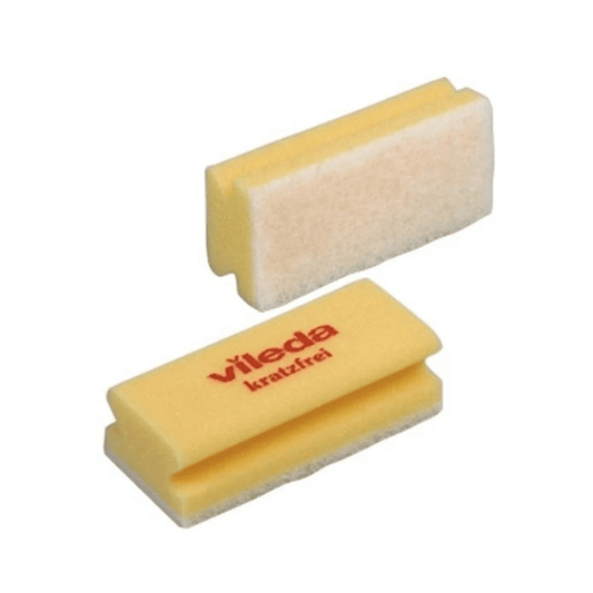 Zwei rechteckige gelbe Schwämme aus dem Vileda Professional Kratzfrei Schwamm - 10 Stück Set der Vileda GmbH verfügen über weiße, kratzfreie Oberflächen. Auf einem Schwamm ist auf der Oberseite prominent das rote Vileda Logo angebracht, das eine kratzfreie Reinigung gemäß den HACCP-Richtlinien für professionelle Sauberkeit garantiert.
