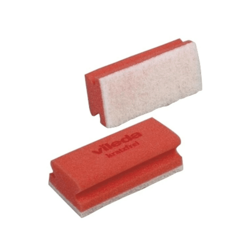 Zwei Vileda Professional Kratzfrei Schwämme der Vileda GmbH, eine flach liegend, die andere stehend. Ihre strukturierte Oberfläche sorgt für ein kratzfreies Putzerlebnis. Die rote Seite ist mit einem markanten geprägten Markentext versehen, sodass sie ideal zur Einhaltung der HACCP-Richtlinien bei Ihrer Reinigungsroutine geeignet sind.