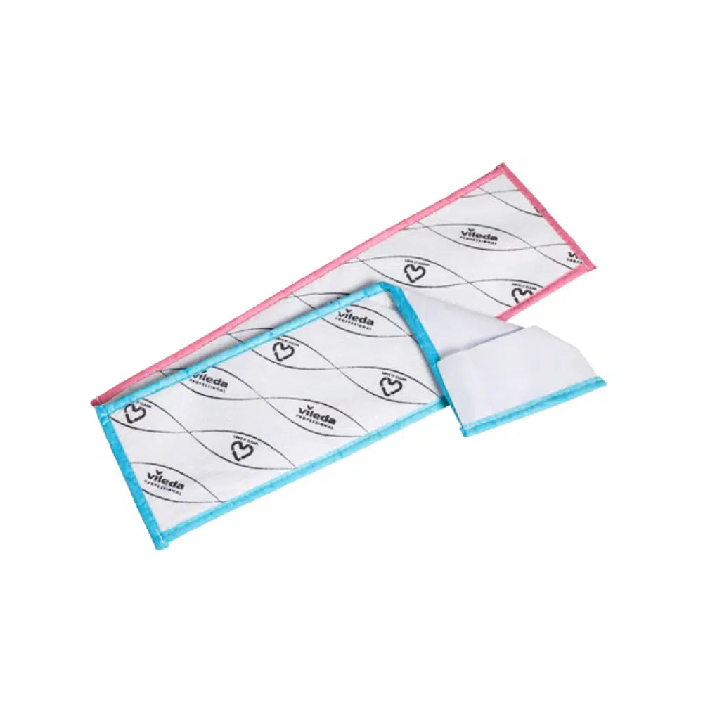 Zwei rechteckige Wischpads mit aufgedruckten Designs haben einen rosa Rand auf dem einen und einen blauen Rand auf dem anderen, beide zeigen Muster und den Markennamen der Vileda GmbH. Dies bietet eine stilvolle Lösung für nachhaltige Reinigung durch die Verwendung des Vileda Professional MicroOne CombiSpeed Pro Mop.