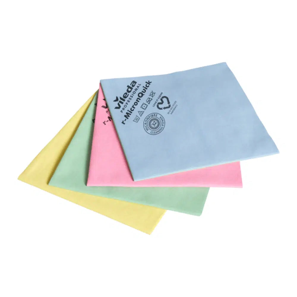 Ein Set Vileda r-MicronQuick Microfasertücher der Vileda GmbH, bestehend aus vier gefalteten Tüchern in Blau, Rosa, Grün und Gelb, ist fächerartig angeordnet. Das blaue Tuch enthält aufgedruckte Texte und Symbole, die seine hervorragende Reinigungsleistung betonen, und besteht aus recyceltem Material für eine umweltfreundliche Reinigung.