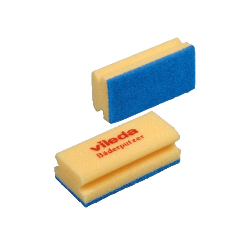 Zwei Vileda Bäderputzer „Soft“ Putzschwämme haben auf der einen Seite blaue Scheuerschwämme und auf der anderen Seite gelben Schaum. Ein Schwamm steht aufrecht und zeigt stolz die Marke Vileda GmbH in roter Schrift, ideal für schonende Reinigung.