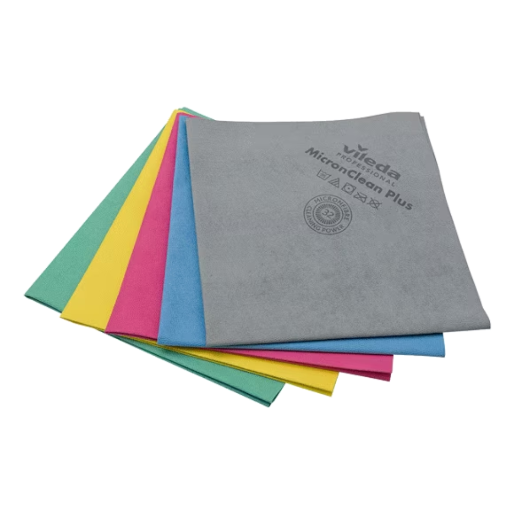 Ein Stapel farbenfroher Vileda MicroClean Plus Microfasertücher der Vileda GmbH in den Farben Grau, Blau, Rosa, Gelb und Grün liegt auf einem weißen Hintergrund. Oben liegt ein graues Tuch mit der Aufschrift „Vileda MicroClean plus“ und einigen Symbolen.