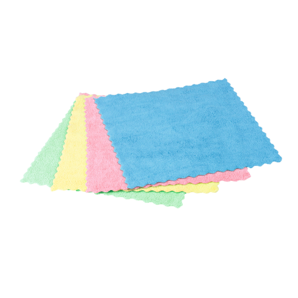 Vier farbenfrohe Vileda Professional Micro Tuff Easy Mikrofasertücher der Vileda GmbH – in den Farben Blau, Rosa, Gelb und Grün – sind übereinander angeordnet. Diese Reinigungstücher haben einzigartige gewellte Kanten und werden vor einem makellos weißen Hintergrund präsentiert.
