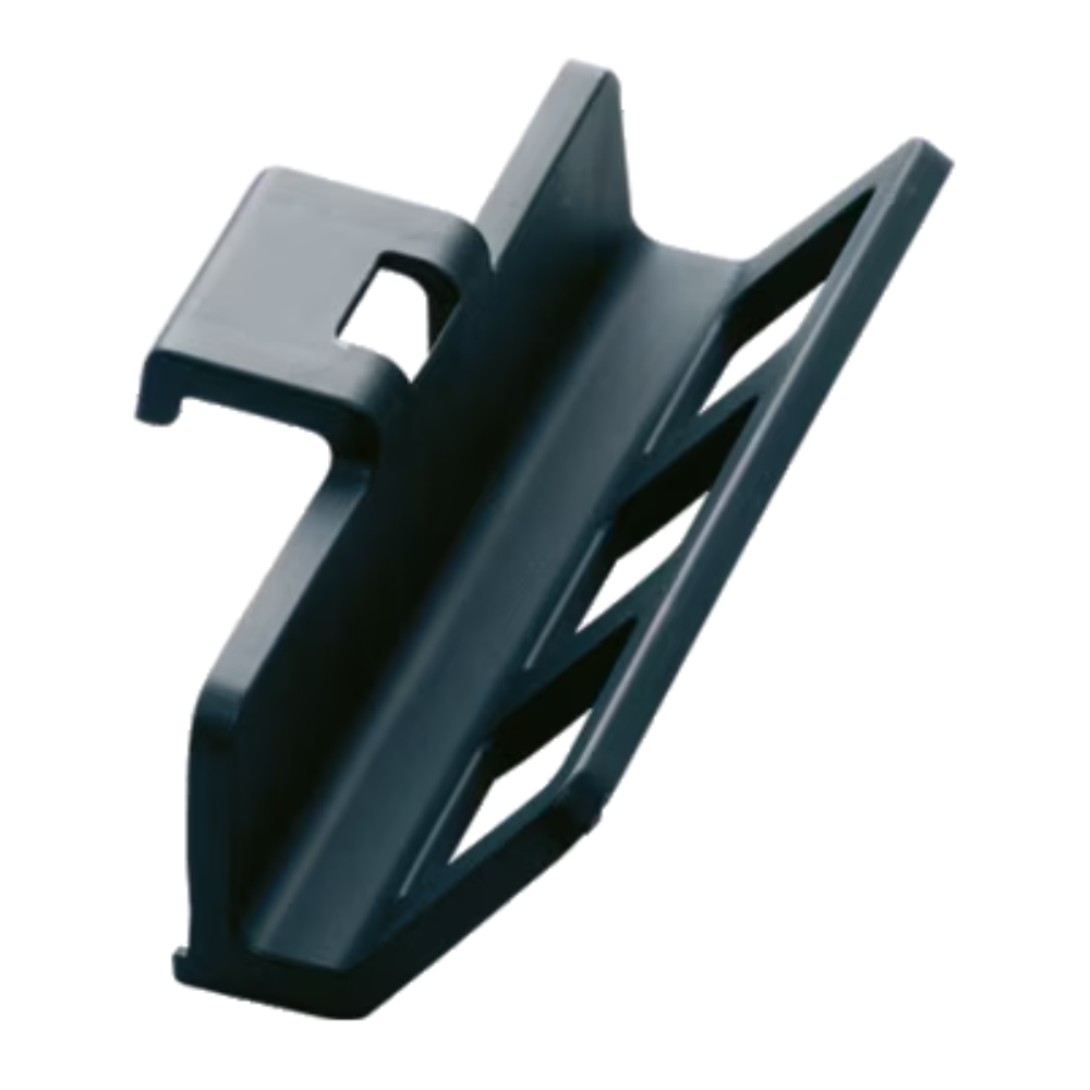 Die Vileda Origo 500 Mophalterablage der Vileda GmbH ist eine schwarze Kunststoffhalterung mit abgewinkelten Schlitzen und Hakenlasche, für Reinigungsutensilien. Verkauft als Set mit 2 Clip-Verbindern in Kartons zu 5 Packungen, abgebildet vor weißem Hintergrund.