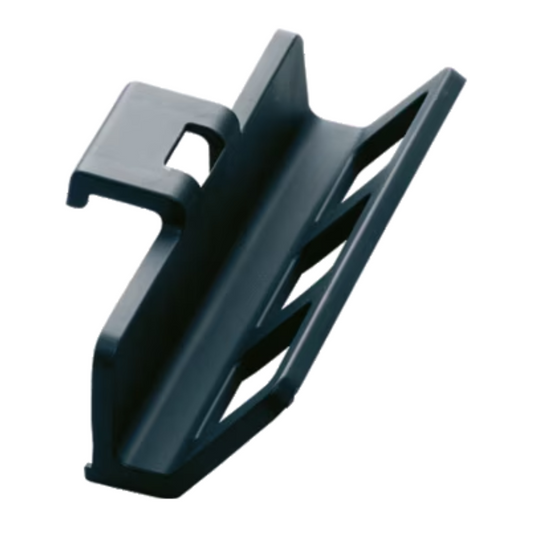 Die Vileda Origo 500 Mophalterablage der Vileda GmbH ist eine schwarze Kunststoffhalterung mit abgewinkelten Schlitzen und Hakenlasche, für Reinigungsutensilien. Verkauft als Set mit 2 Clip-Verbindern in Kartons zu 5 Packungen, abgebildet vor weißem Hintergrund.