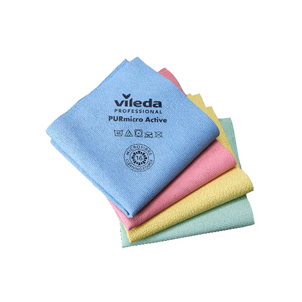 Vier gefaltete Reinigungstücher in leuchtenden Farben: Blau, Rosa, Gelb und Grün. Das blaue Vileda PURmicro Active Allrounder-Tuch ist mit dem Logo der „Vileda GmbH“ und den Pflegesymbolen versehen und garantiert so stets eine streifenfreie Reinigung.