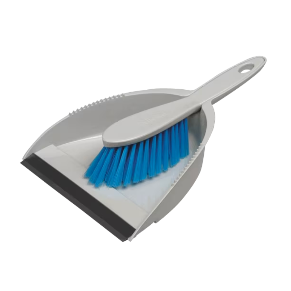 Die Vileda Professional Handkehrgarnitur der Vileda GmbH verfügt über eine graue Kehrschaufel mit blauen PET-Borsten und einer Gummilippe zum effektiven Aufnehmen von Schmutz, eine auf der Kehrschaufel aufliegende Bürste und einen Griff mit Loch zum einfachen Aufhängen.
