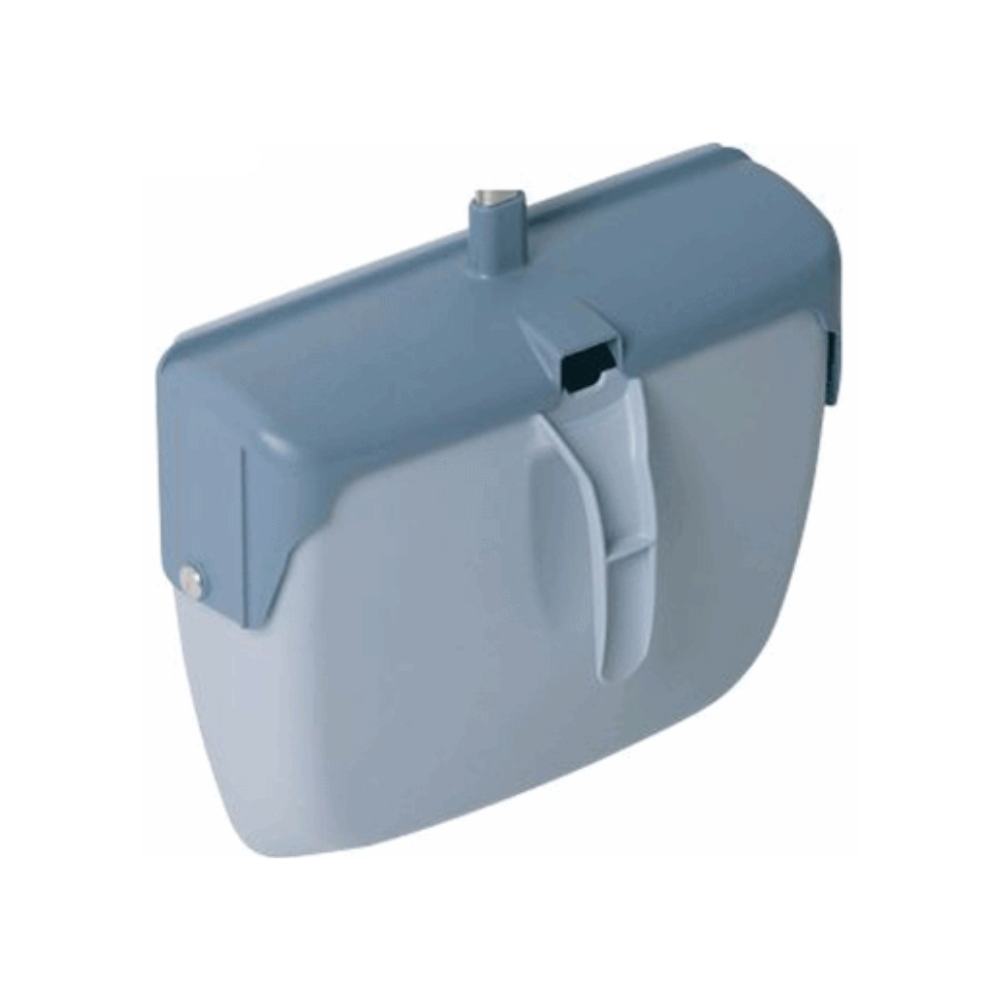 Vor einem weißen Hintergrund wird ein rechteckiger blau-grauer Kunststoffspülkasten von Vileda GmbH mit zentralem Griff und oberer Öffnung präsentiert. Er wurde mit ergonomischer Ästhetik entworfen und bietet ein schlichtes und geradliniges Erscheinungsbild, das sich ideal in moderne Badezimmerumgebungen einfügt.