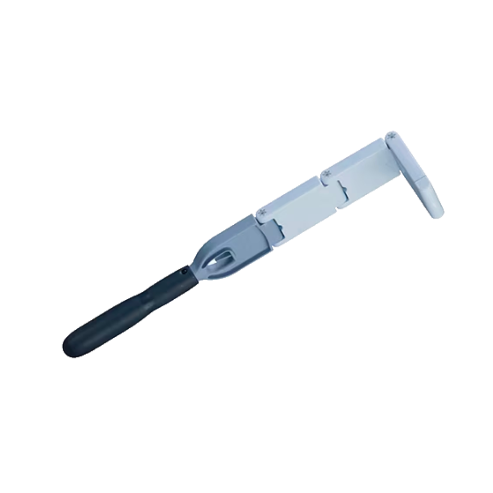 Ausgestellt ist ein Vileda Professional MultiDuster Maxi Staubmopp-Halter mit einer Wandhalterung aus Metall und einem schwarzen Gummigriff. Dieses Produkt der Vileda GmbH verfügt über einen verstellbaren Scharniermechanismus und mehrere Schraublöcher zur einfachen Befestigung. Damit eignet es sich perfekt zum Befestigen oder Positionieren von Objekten an Wänden und gewährleistet gleichzeitig eine hygienische Reinigung.