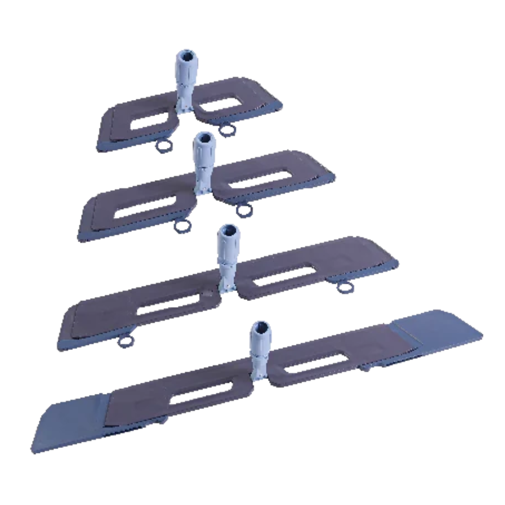 Vier Vileda Professional Sweep-Mophalter 50cm der Vileda GmbH, jeweils mit einer zentralen Aufnahme für die Stielbefestigung und zwei rechteckigen Flachteilen, sind vertikal angeordnet. Die grauen Mophalter stehen in gleichmäßigen Abständen vor einem schlichten weißen Hintergrund.