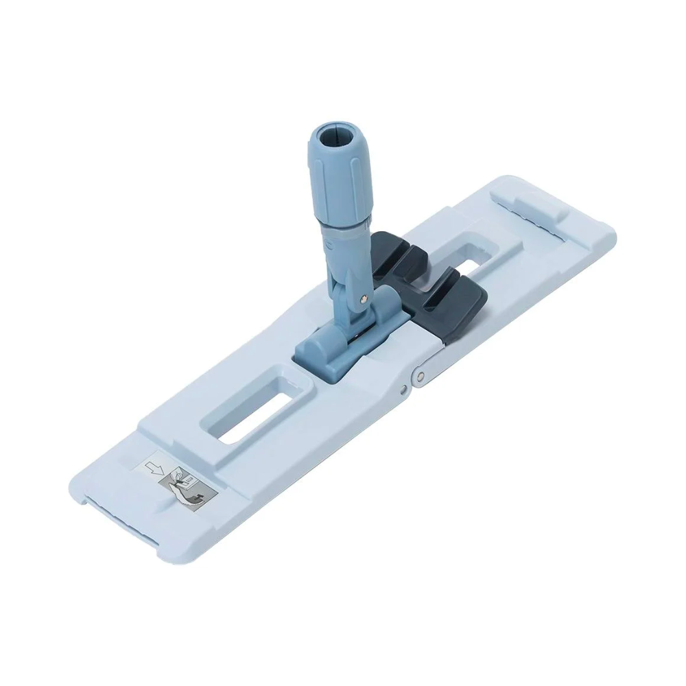 Der Vileda Professional US Pro Mophalter – 40 cm von Vileda GmbH umfasst einen hellblauen Moppkopfaufsatz mit einer flachen, rechteckigen Basis und einem verstellbaren Griffanschluss sowie zwei dunkelgrauen Clips, um das Wischpad sicher an seinem Platz zu halten.