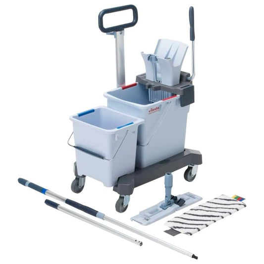 Das Vileda Professional UltraSpeed Pro Doppelfahreimer Ready-to-Go Set von Vileda GmbH umfasst einen Reinigungswagen mit zwei Fächern, Griff und Rädern, einschließlich einem Wischeimer mit Wringer, zwei separaten Eimern, einem UltraSpeed Pro-Griff, einem flachen Wischkopf und MicroPlus-Mopp-Pads für höchste Reinigungsleistung.