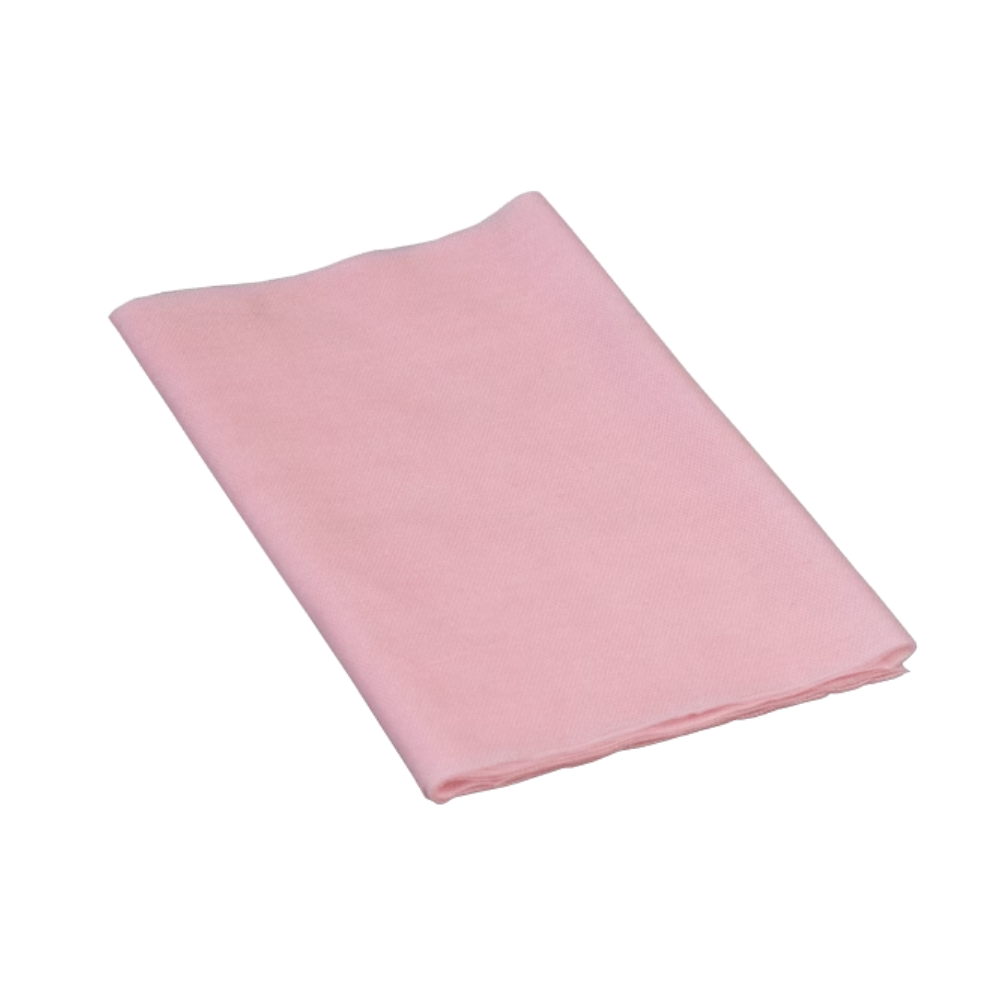 Eine sauber gefaltete rosa Stoffserviette, die an ein glattes Vileda Staubbindetuch 101 High Performance Gr. 2 erinnert, wird vor einem weißen Hintergrund präsentiert. Die rechteckige Form unterstreicht ihre elegante Schlichtheit, ideal für jede Umgebung der Trockenreinigung von Vileda GmbH.