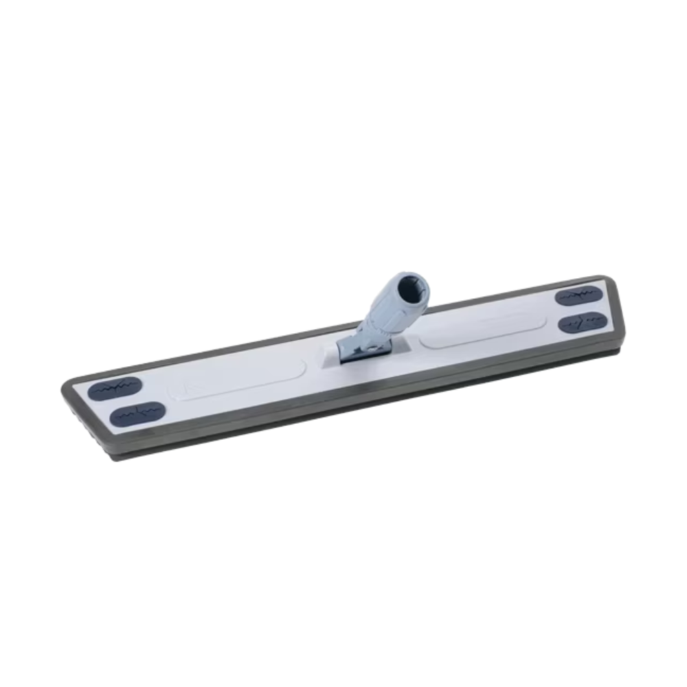 Eine Nahaufnahme eines flachen, rechteckigen Trapezwischer-Moppkopfes von Vileda GmbH in einem Farbschema aus Weiß und Grau. Dieser 60 cm große Staubwischer verfügt über einen zentralen Befestigungspunkt für einen Griff und Gummigriffe an den Rändern, die eine schnelle und effiziente Reinigung gewährleisten.