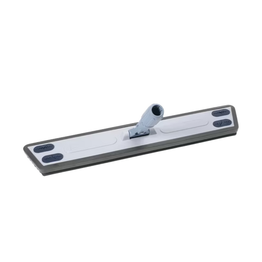 Eine Nahaufnahme eines flachen, rechteckigen Trapezwischer-Moppkopfes von Vileda GmbH in einem Farbschema aus Weiß und Grau. Dieser 60 cm große Staubwischer verfügt über einen zentralen Befestigungspunkt für einen Griff und Gummigriffe an den Rändern, die eine schnelle und effiziente Reinigung gewährleisten.