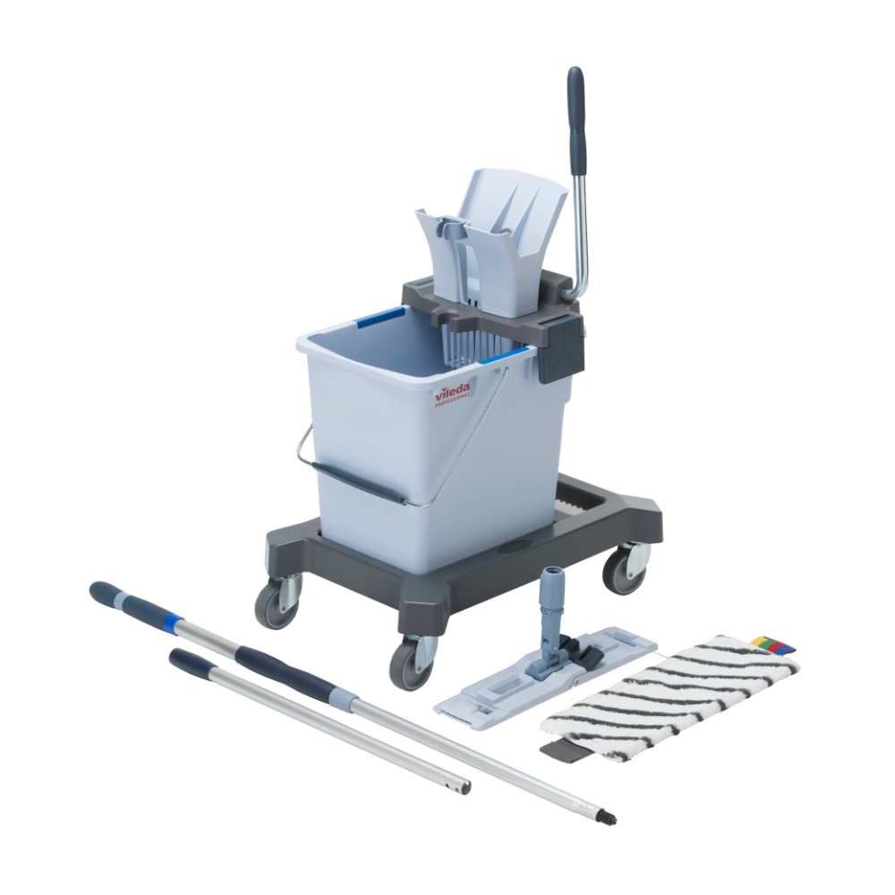Der Auslaufartikel: Vileda UltraSpeed Pro Sets Ready-to-Go Microfaserwischsystem von Vileda GmbH beinhaltet einen grauen Eimer mit Wringer auf Rädern, einen flachen Wischmoppkopf, zwei Griffsegmente und ein gestreiftes Pad für effiziente Bodenreinigung.
