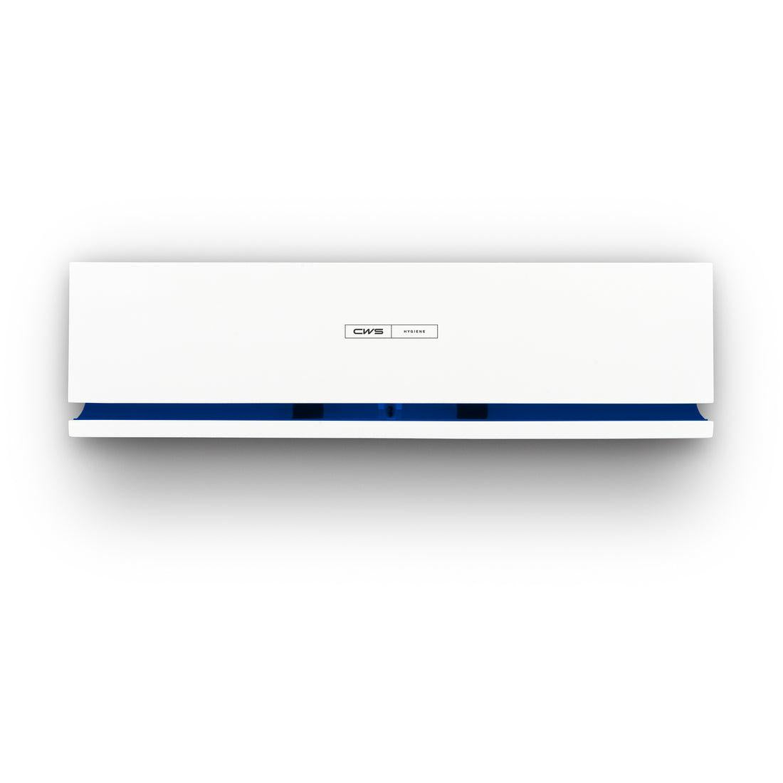 Eine rechteckige weiße CWS Duftspender Air Bar mit blauem Akzent und CWS Frontpanel ist an einer weißen Wand montiert und präsentiert sich in modernem Design.