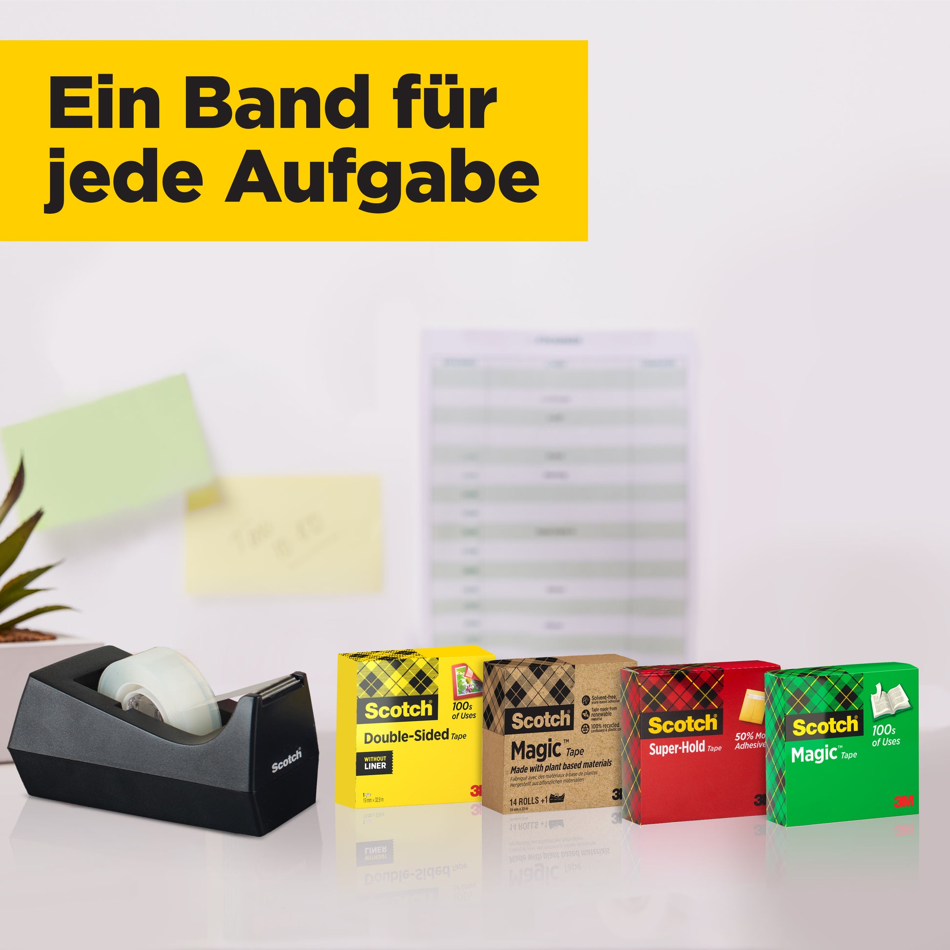 Ein schwarzer Scotch® Klebebandabroller und fünf Scotch® Magic™ Unsichtbares Klebeband (24 Rollen, 19 mm x 33 m, 3M Deutschland GmbH) sind vor einem unscharfen Hintergrund zu sehen. Auf einem gelben Transparent steht: "Ein Band für jede Aufgabe.