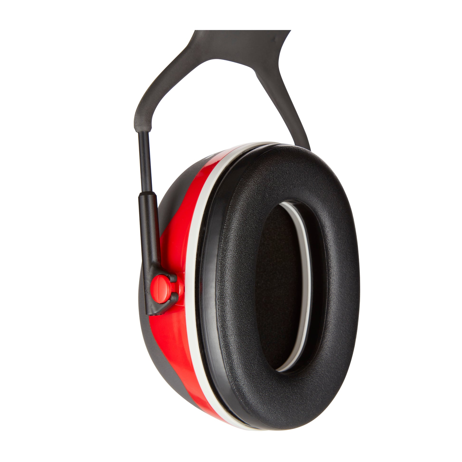 Nahaufnahme eines 3M™ PELTOR™ Komfort-Kapselgehörschutzes der 3M Deutschland GmbH in den Farben Rot und Schwarz mit einem gepolsterten Gehörschutzkissen vor weißem Hintergrund.
