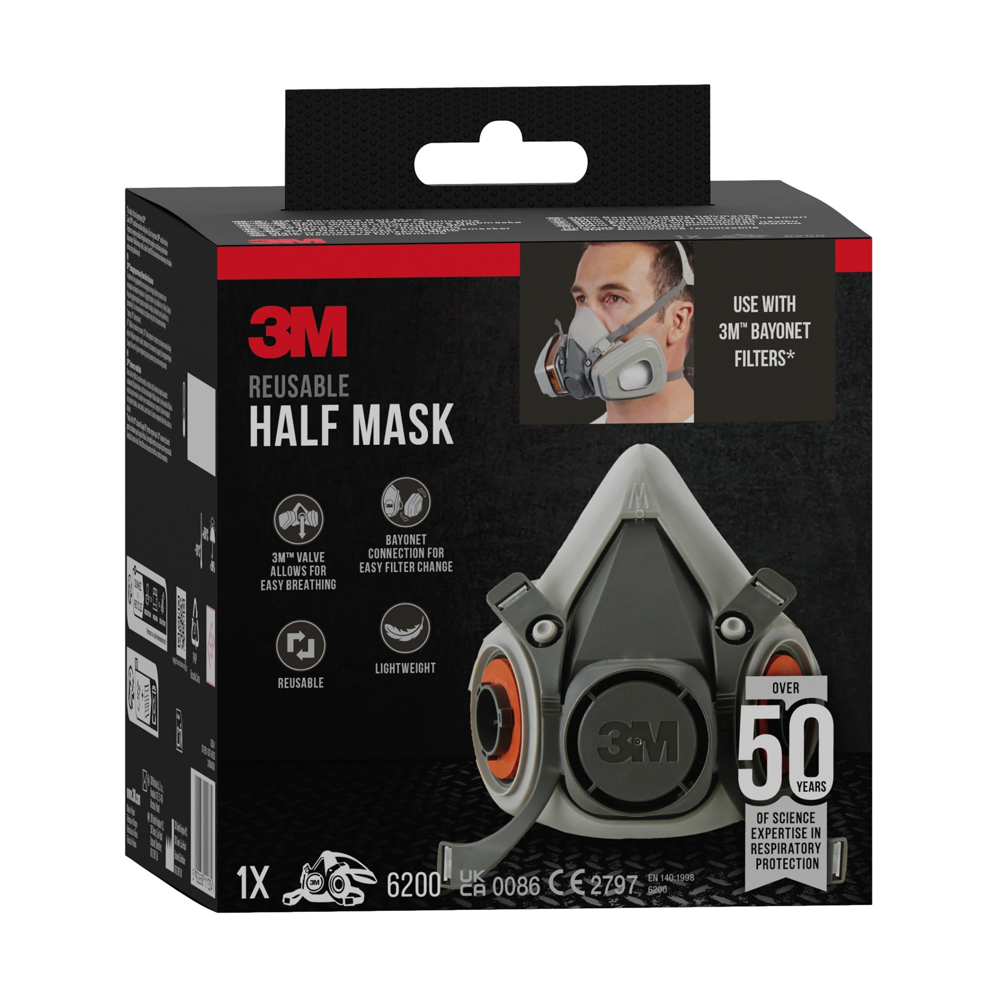 Schachtel des 3M™ Halbmasken-Gehäuses 6200 wiederverwendbar, mittelgroß von 3M Deutschland GmbH, mit einer Abbildung der Maske im Einsatz. Hebt die Kompatibilität mit 3M Bajonettfiltern und über 50 Jahre Erfahrung hervor. Die Packung enthält 1 Stück.