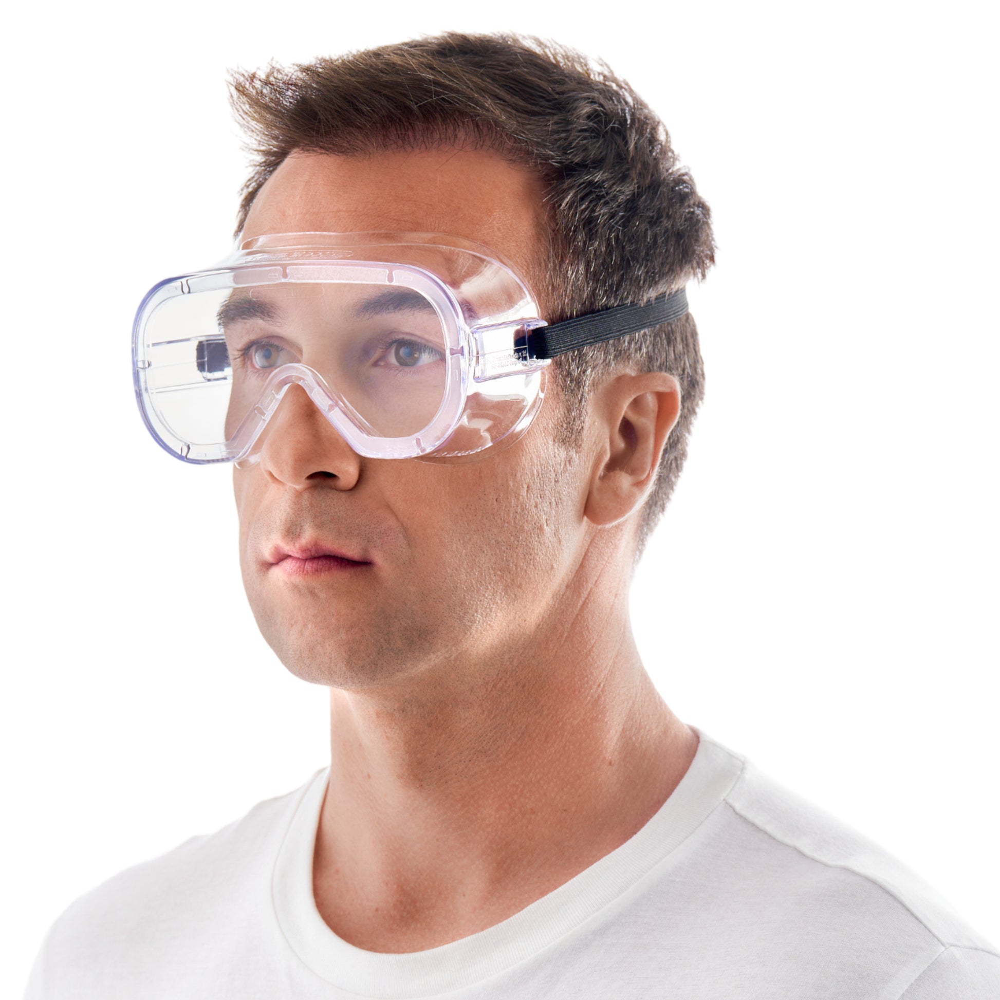 Ein Mann trägt die 3M™ Classic Schutzbrille 4800, indirekt belüftet, Klarsichtscheibe (1 Stück) von 3M Deutschland GmbH mit einem schwarzen Gummiband und blickt vor einem schlichten weißen Hintergrund nach oben.