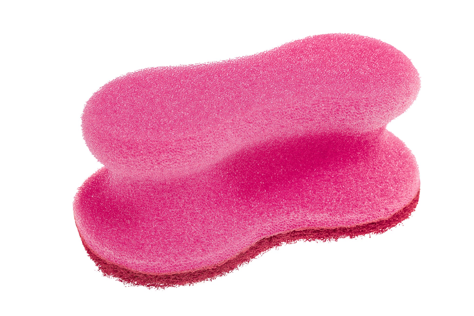 Nahaufnahme eines 3M Deutschland GmbH Scotch-Brite® Delicate Color Comfort nicht kratzenden rosa Schwammes, doppellagig mit ergonomischer Wellenform, isoliert auf weißem Untergrund. Packung enthält 2 Stück (1 Stück pro Packung).