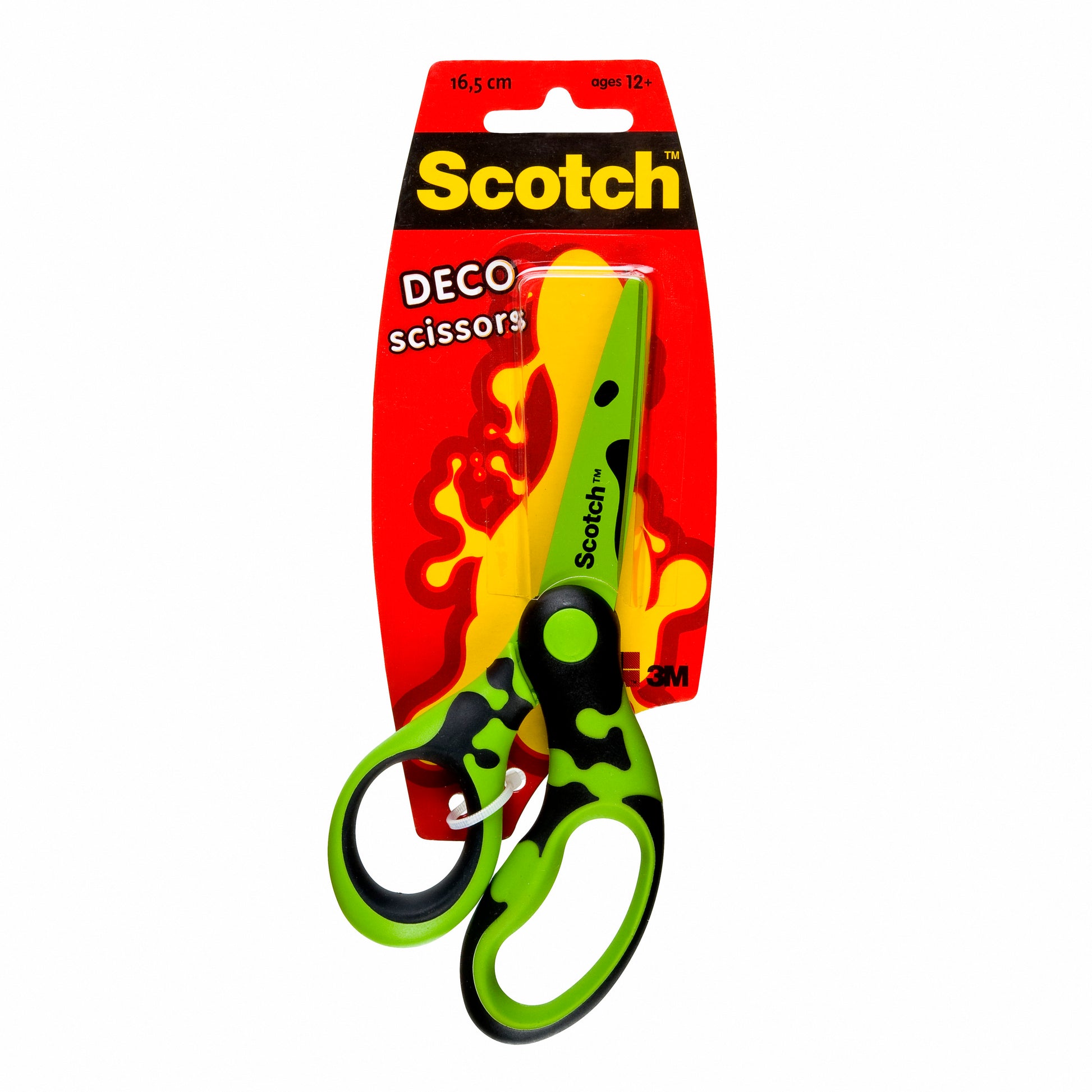 Eine Scotch™ DECO Schere von 3M Deutschland GmbH in grün, blau oder rosa mit 16,5 cm Länge ist einzeln verpackt. Die rot-orangefarbene Verpackung zeigt die Marke, die Größe und die Altersempfehlung.
