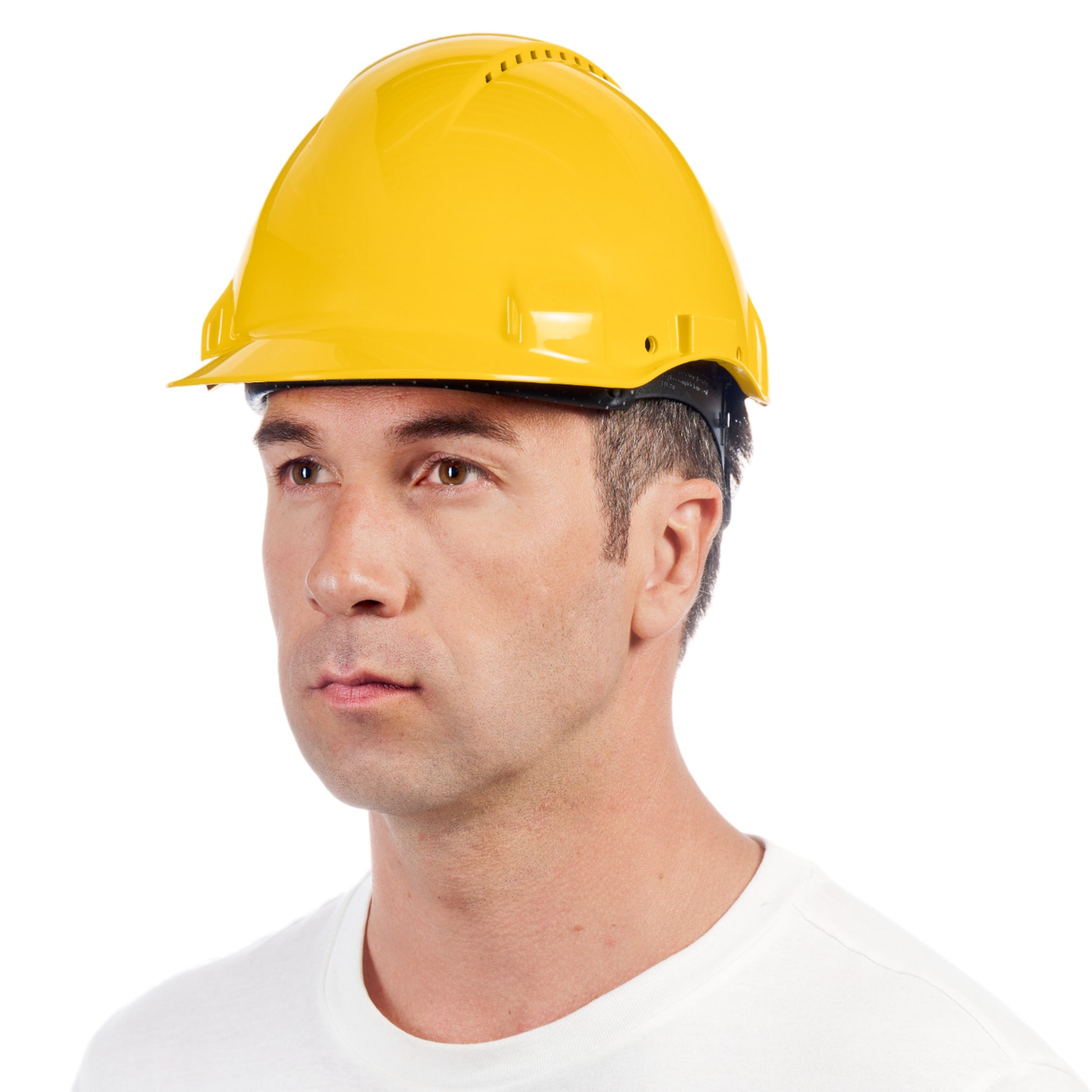 Ein Mann in einem weißen Hemd trägt einen gelben 3M™ Schutzhelm G3000C Uvicator der 3M Deutschland GmbH und blickt leicht zur Seite vor einem schlichten weißen Hintergrund.