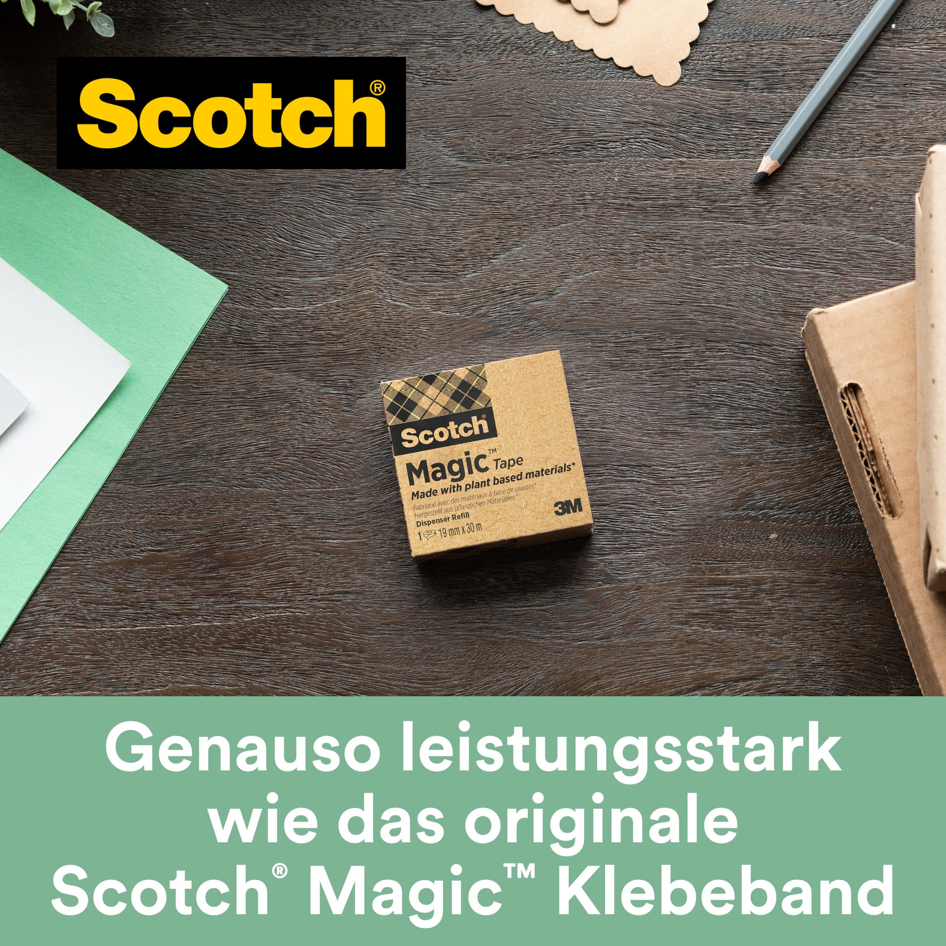 Eine Packung Scotch® Magic™ Klebeband 900-1933-9 von 3M Deutschland GmbH (mit 66 % pflanzlichem Klebstoff, 19 mm x 33 m, 9 Rollen) liegt auf einem Holztisch. Untertitel: "Genauso leistungsstark wie das originale Scotch Magic Klebeband.