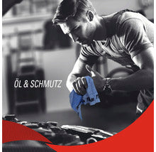 Ein Mann wischt sich die Hände mit einem blauen WypAll® ForceMax PowerClean Tuch (Kimberly-Clark GmbH) neben einem Automotor ab. Der Schriftzug "ÖL & SCHMUTZ" ist auf dem schwarz-weißen Foto mit einem roten Bogen darunter zu sehen. Abgebildet: 1 Spenderbox, 40 Blatt/Karton.