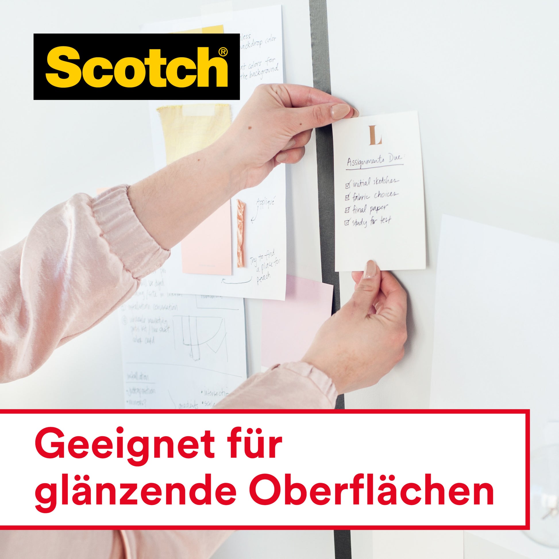 Eine Person befestigt einen Zettel an einem bereits mit Papier gefüllten Whiteboard mit Scotch® Crystal Klebeband, Nachfüllpackung, 19 mm x 25 m (1 Rolle) von 3M Deutschland GmbH. Text: "Geeignet für glänzende Oberflächen." Das Scotch-Logo ist oben links.