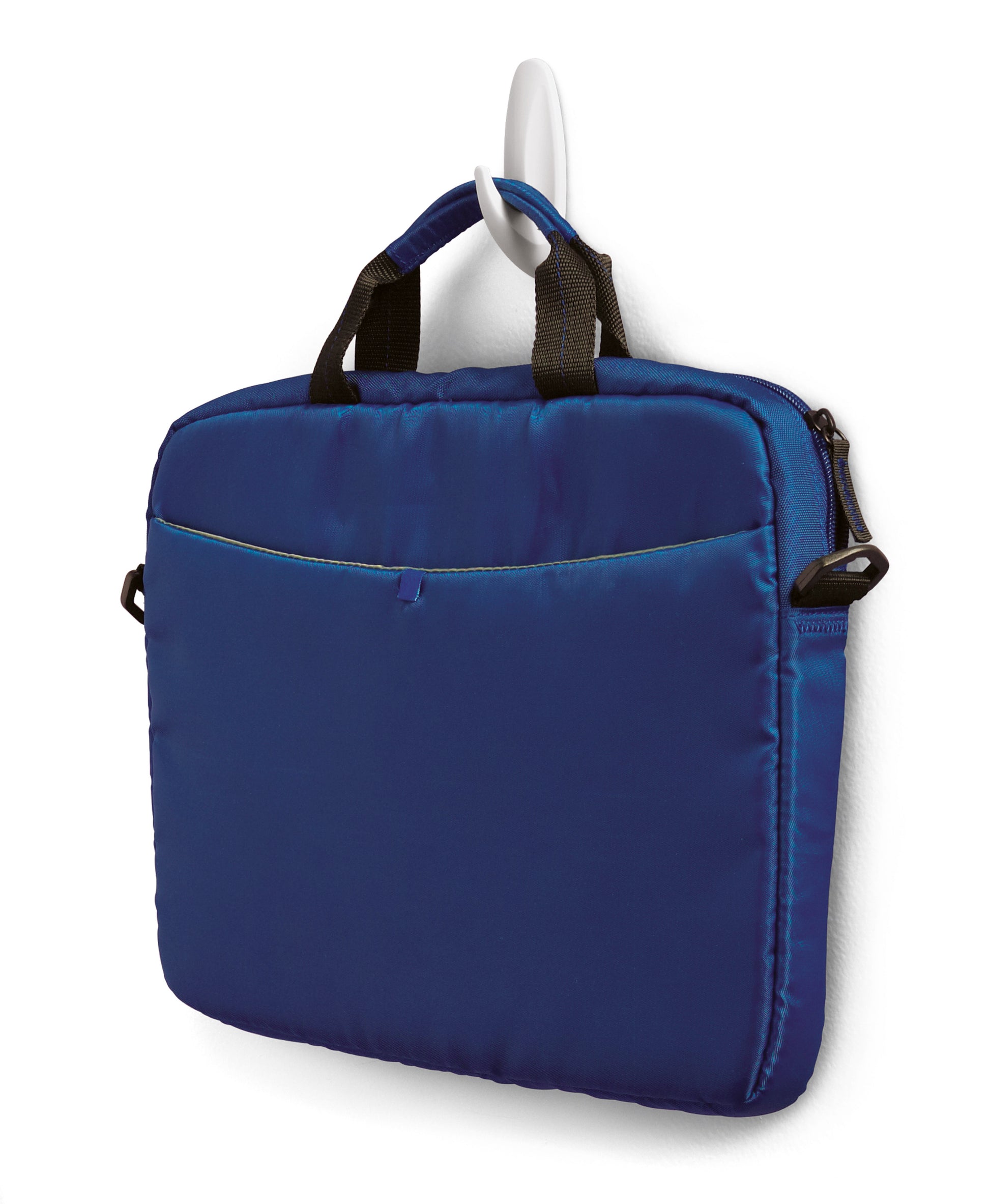 Eine blaue gepolsterte Laptoptasche mit schwarzen Griffen und einer Vordertasche hängt an einem Command™ Medium Designer-Haken, 17081-FGN von 3M Deutschland GmbH, der an einer weißen Wand montiert ist. Die Tasche lässt sich mit einem Reißverschluss oben schließen.