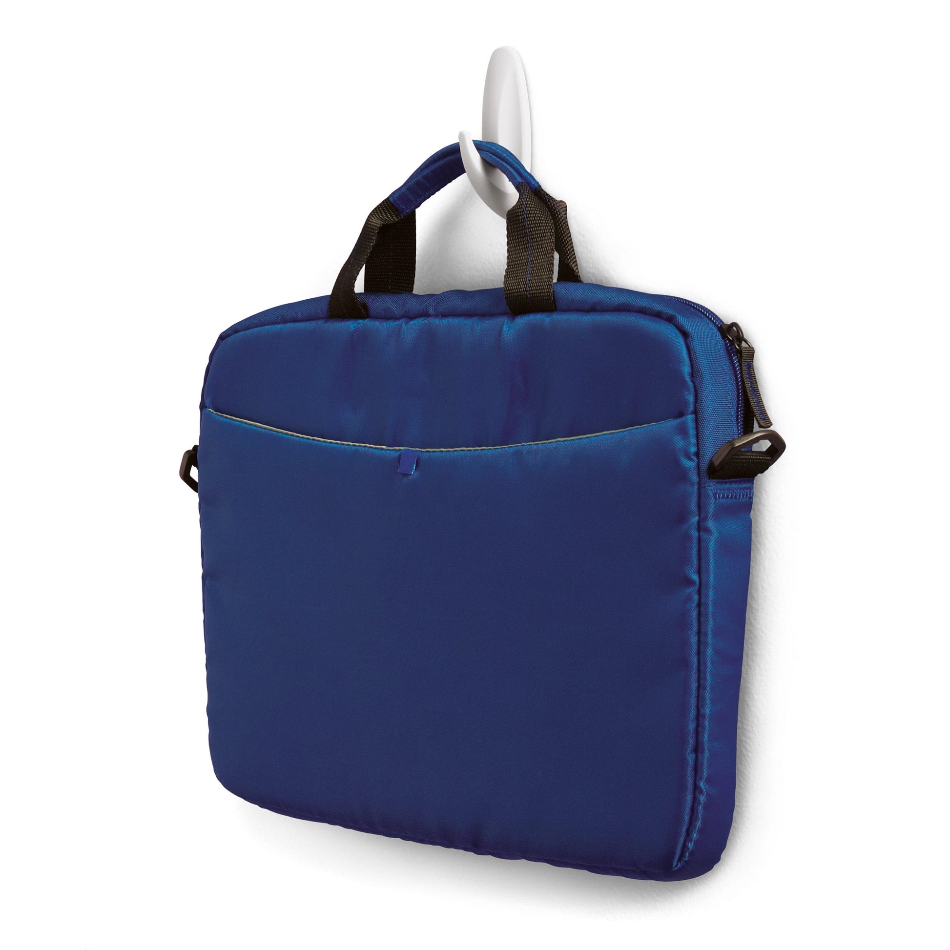 Eine blaue gepolsterte Laptoptasche mit schwarzen Griffen und einer Vordertasche hängt an einem Command™ Medium Designer-Haken, 17081-FGN von 3M Deutschland GmbH, der an einer weißen Wand montiert ist. Die Tasche lässt sich mit einem Reißverschluss oben schließen.