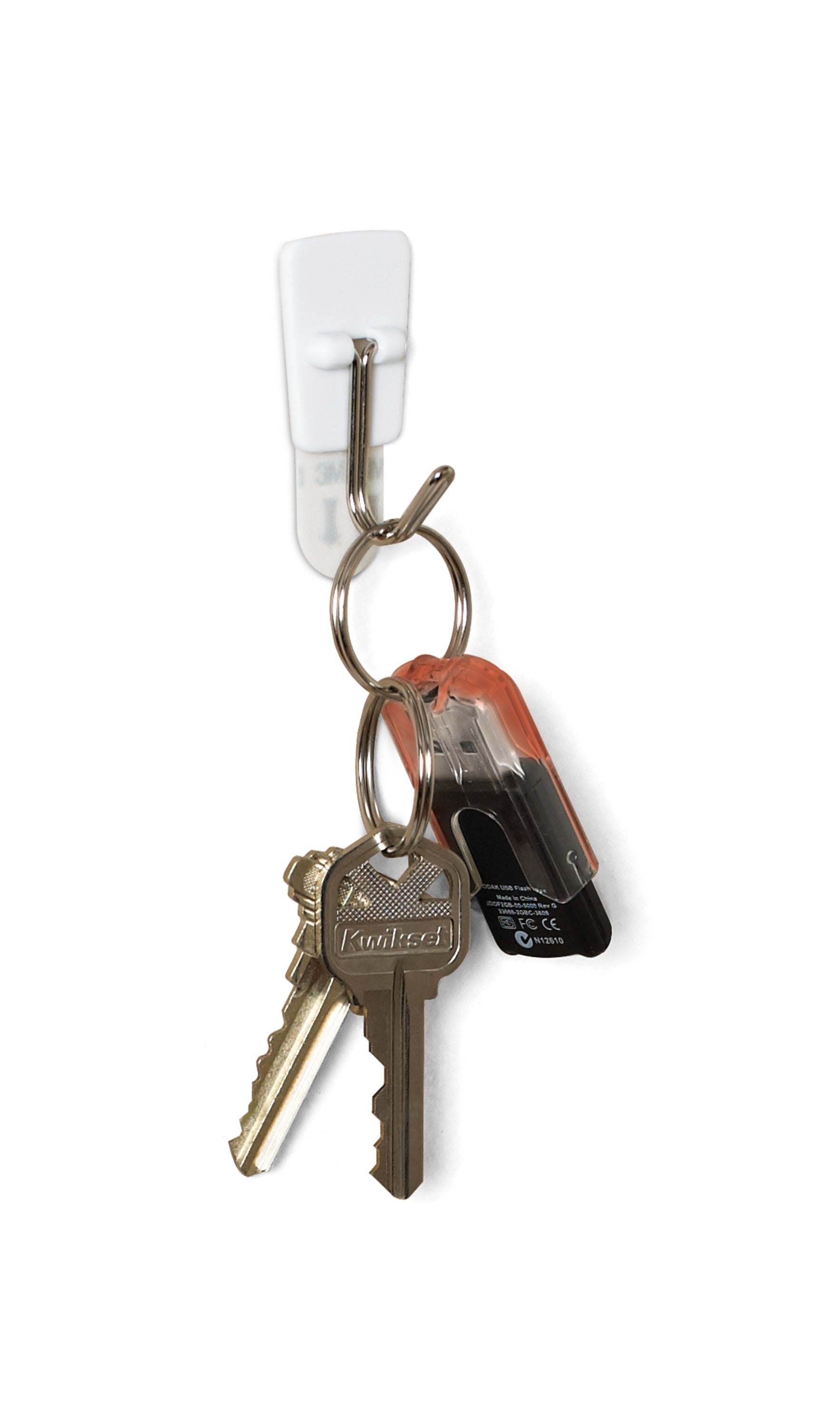 Ein Schlüsselbund und ein schwarz-orangefarbener Schlüsselanhänger hängen an einem 3M Command™ Small Drahthaken, 17067 (1 Stück) von 3M Deutschland GmbH, der an einem weißen Klebestreifen zur Wandmontage befestigt ist.