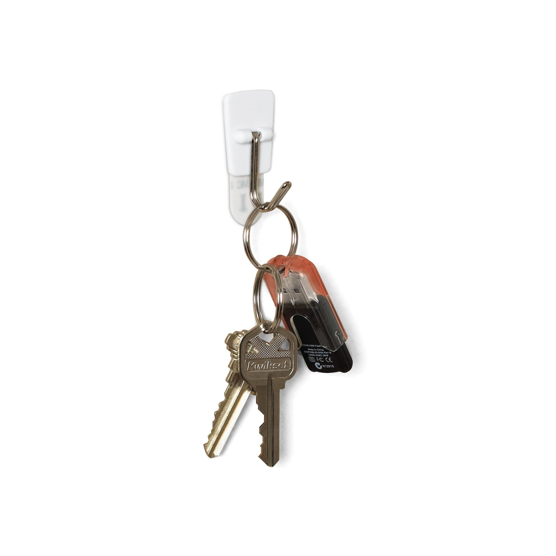 Ein Schlüsselbund und ein schwarz-orangefarbener Schlüsselanhänger hängen an einem 3M Command™ Small Drahthaken, 17067 (1 Stück) von 3M Deutschland GmbH, der an einem weißen Klebestreifen zur Wandmontage befestigt ist.