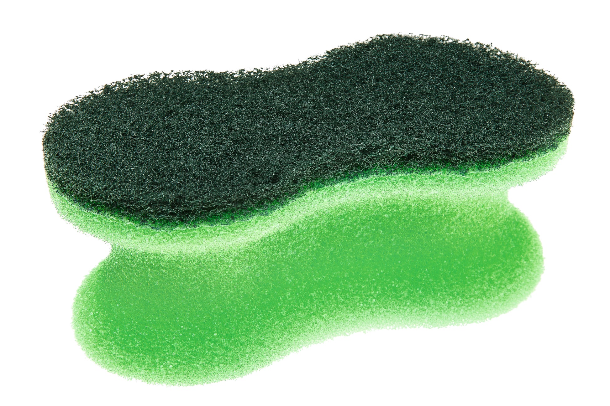 Eine Nahaufnahme des Scotch-Brite® Classic Reinigungsschwamms der 3M Deutschland GmbH mit einem grünen Schwamm und einem dunkelgrünen Scheuerschwamm, isoliert auf einem weißen Hintergrund.