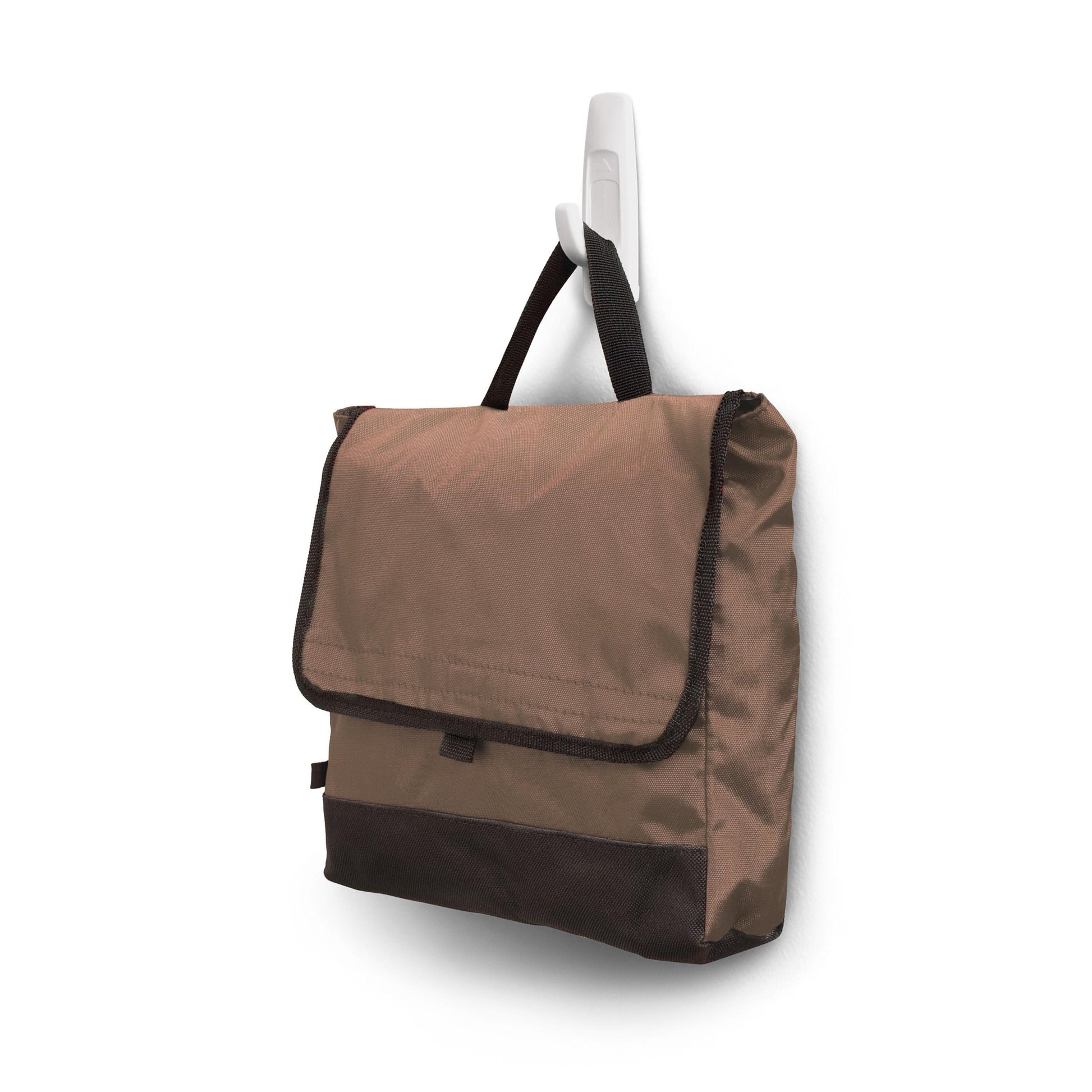 Eine braune und schwarze rechteckige Nylontasche mit einer Klappe und einem Griff hängt an einem Command™ Large Universal-Haken, 17003-FGN von 3M Deutschland GmbH, der an einer weißen Wand befestigt ist.